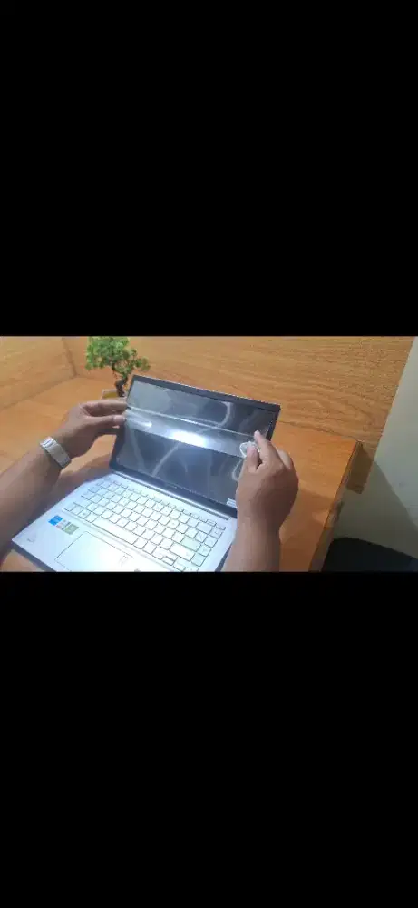 Menerima pemasangan screenguard / pelindung layar