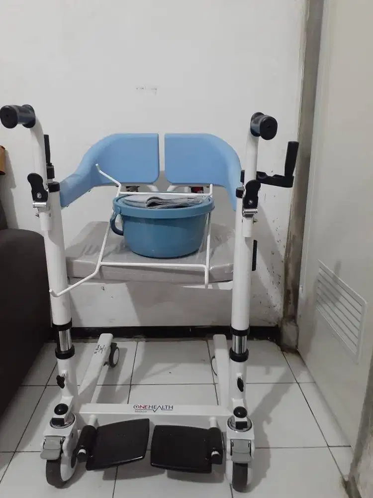 Kursi roda orang sakit