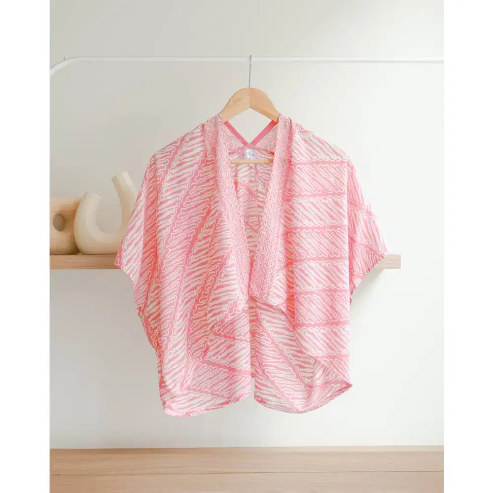 ATASAN BATIK MODERN WANITA OUTER CROP MOTIF BATIK