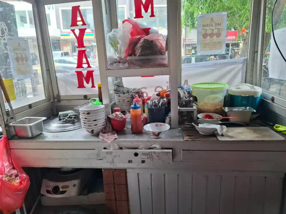 Staff mie ayam di dpan ruko