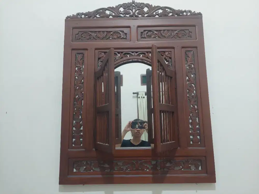 Cermin Ukir Kayu Jati Asli – Ukiran Manual, Antik Elegan (Surabaya)