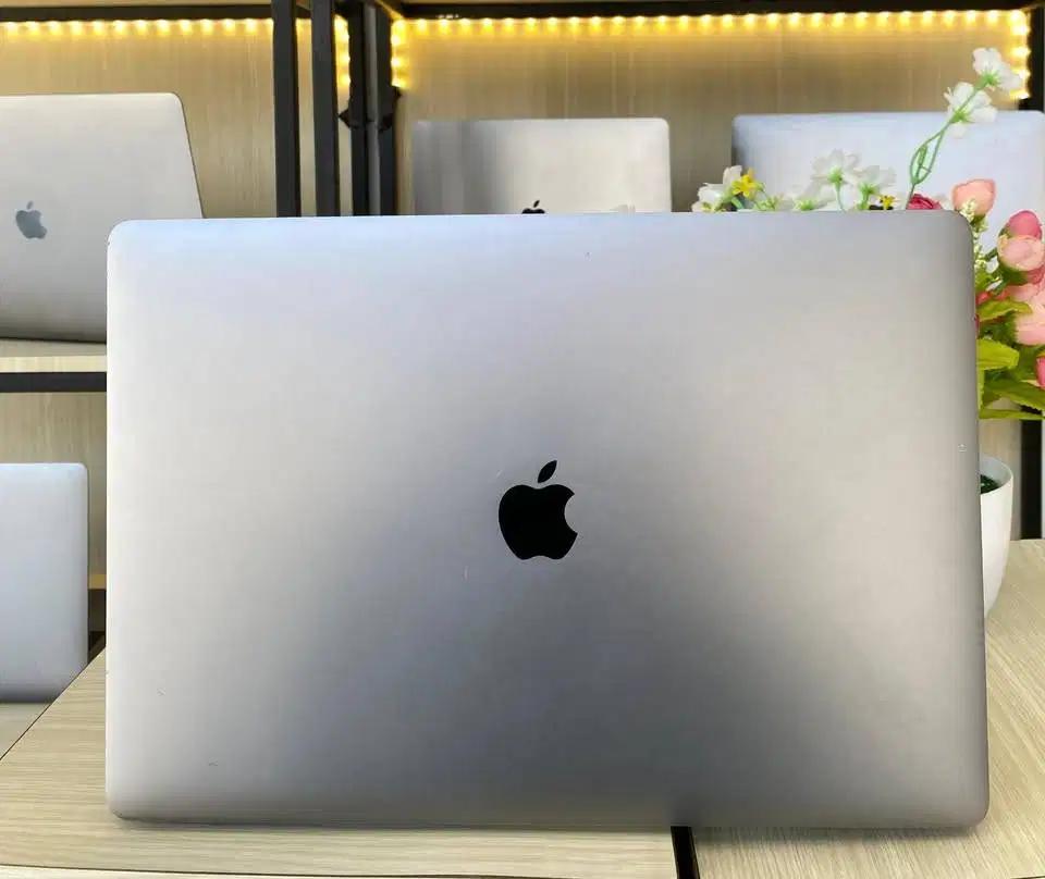 Macbook Pro 2016 Core I7 Dual VGA RAM 16GB/500GB Layar Retina
