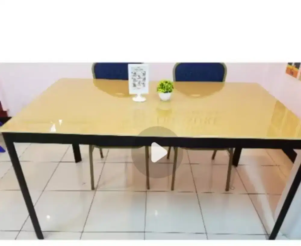 Meja makan kaca informa