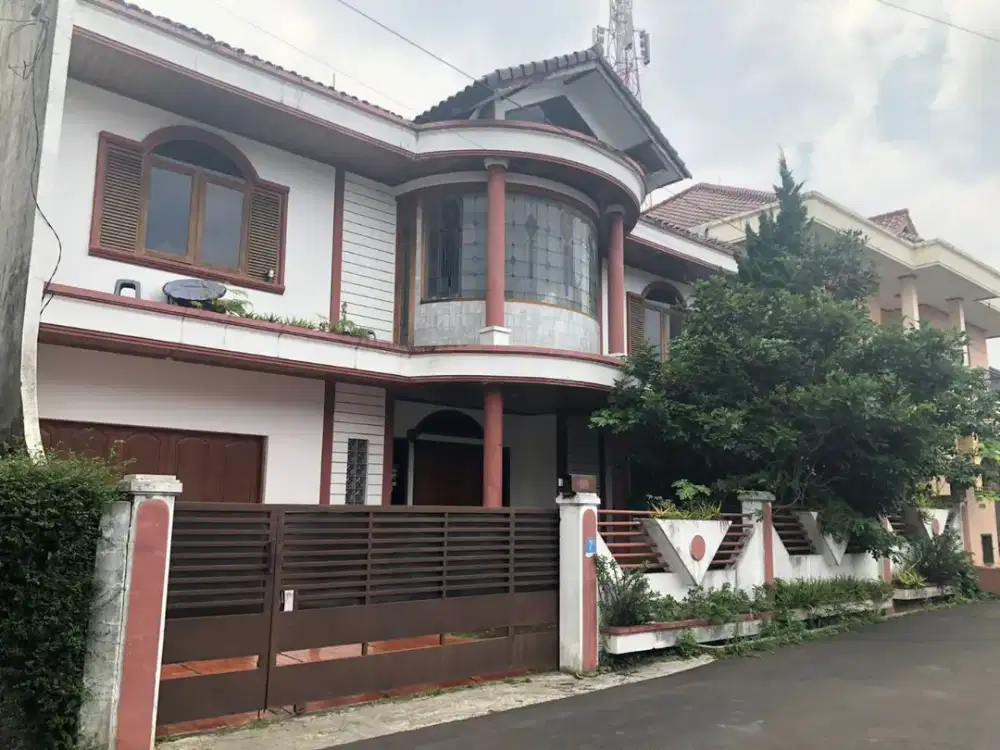 DIJUAL RUMAH CLASIK MEWAH DI SARIJADI SETRAMURNI DEKAT TOL PASTEUR