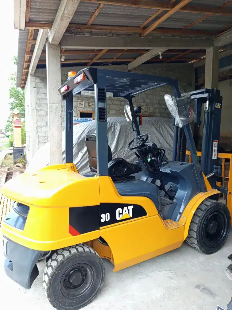Forklift bekas murah 3 Ton Caterpillar tahun 2020
