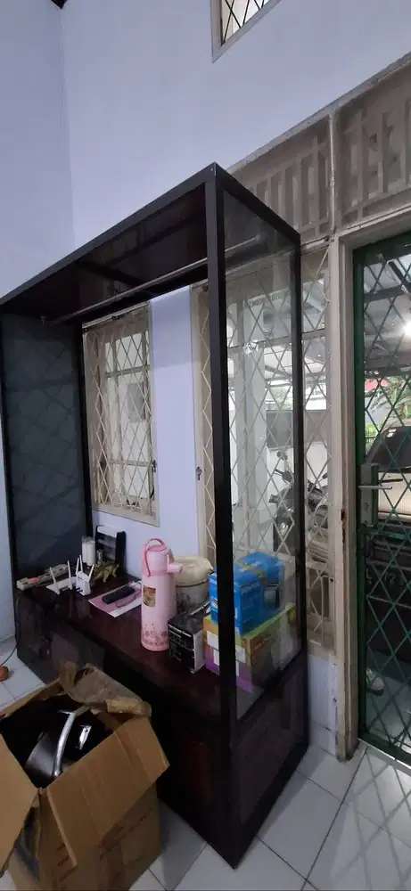 Lemari gantung untuk display dagangangan