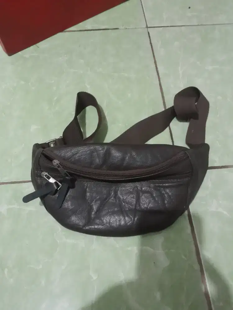 Di jual tas selempang kulit layak pakai