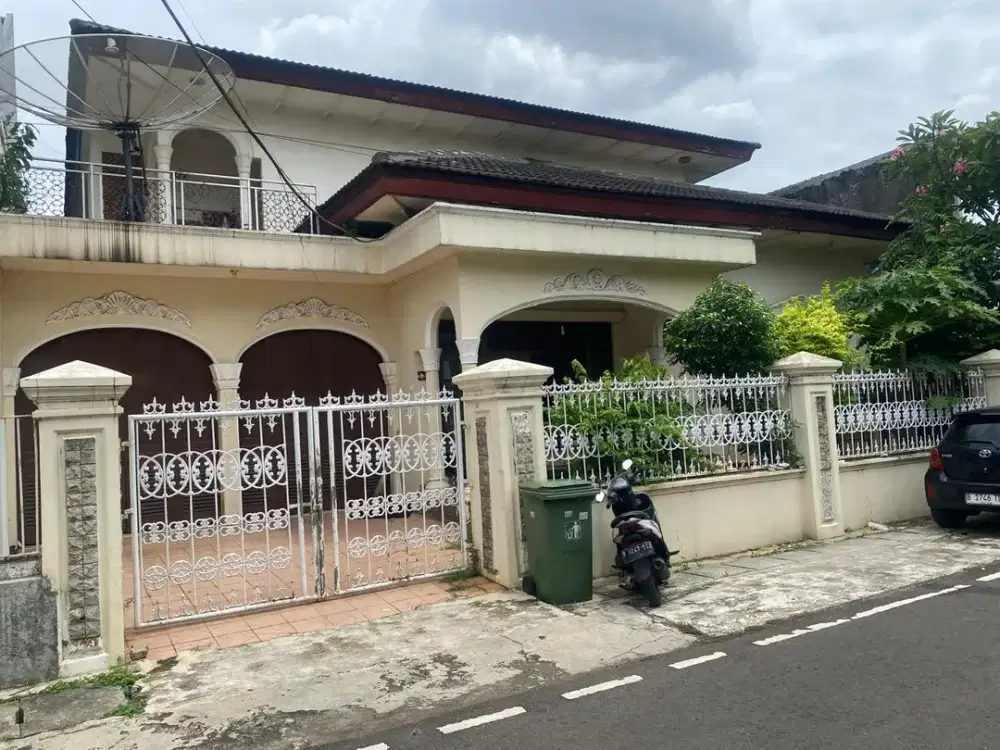 Jual Rumah 2 Lantai, 6 Kamar tidur, Jl.Cempaka Putih Tengah, Jakarta Pusat
