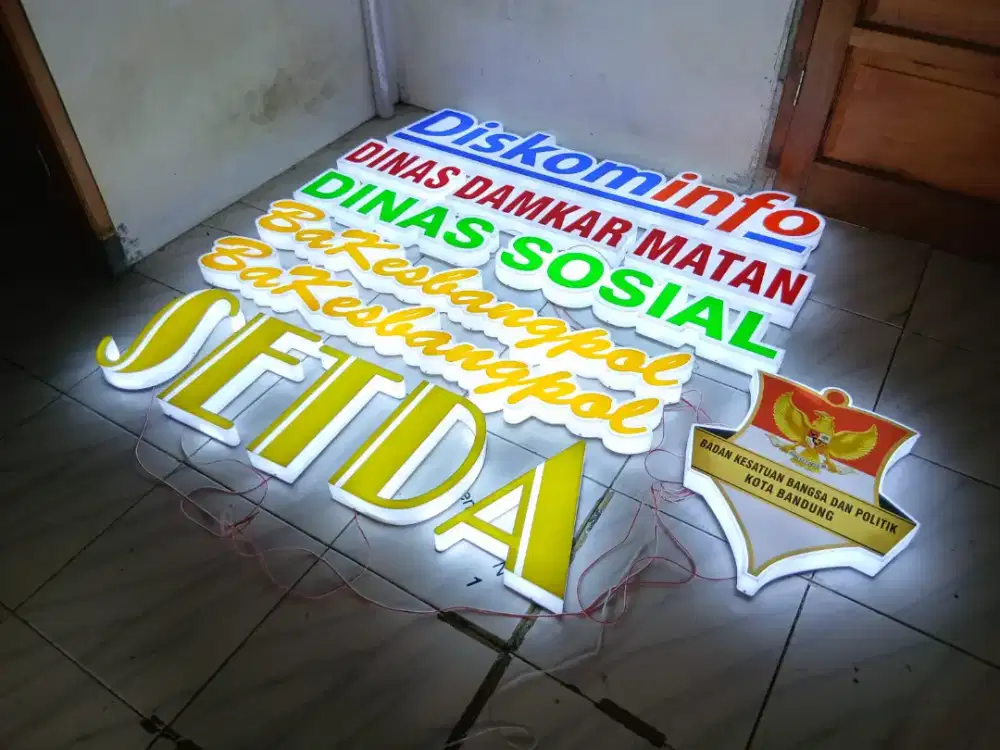 Papan nama huruf timbul billbiard