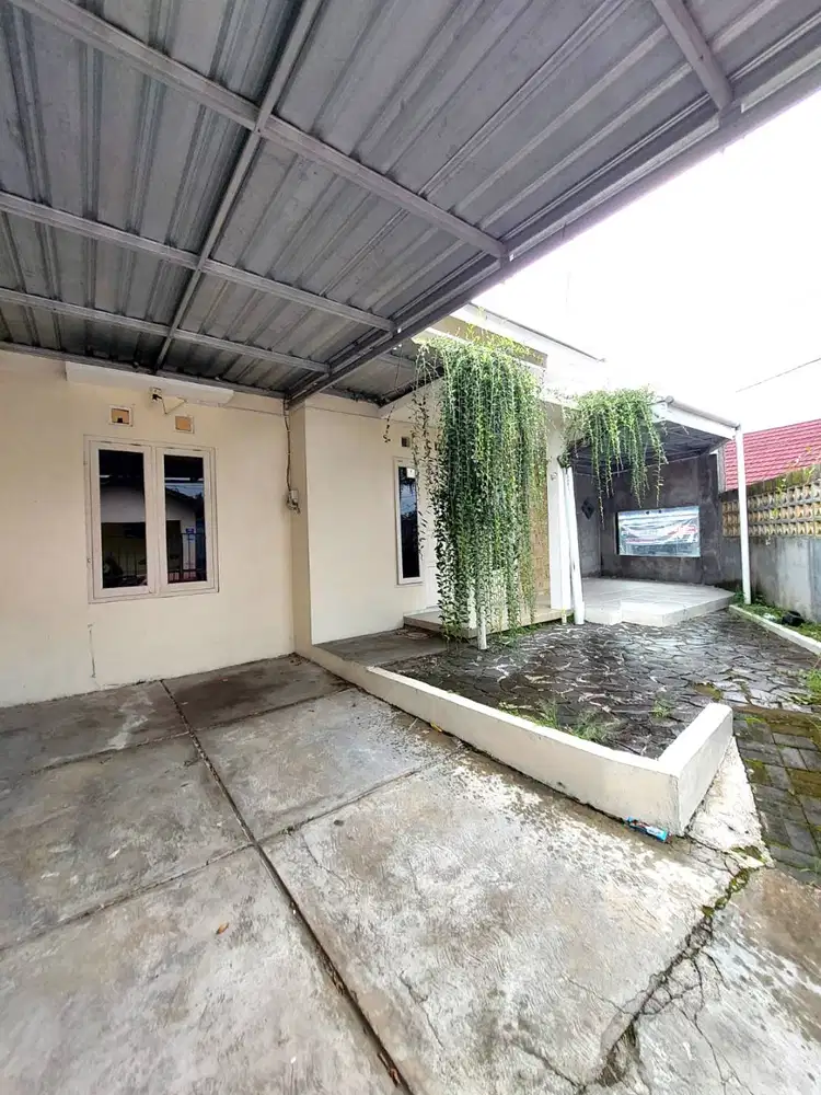 Rumah Hook Akses Jalan Aspal di Selomartani