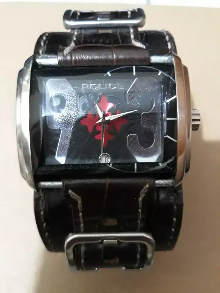 Jam tangan pria merek Police