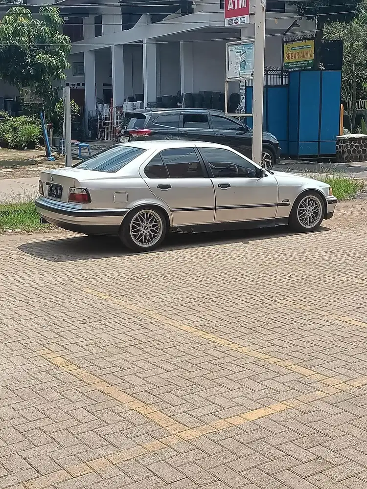 BMW 318i 1992 Bensin