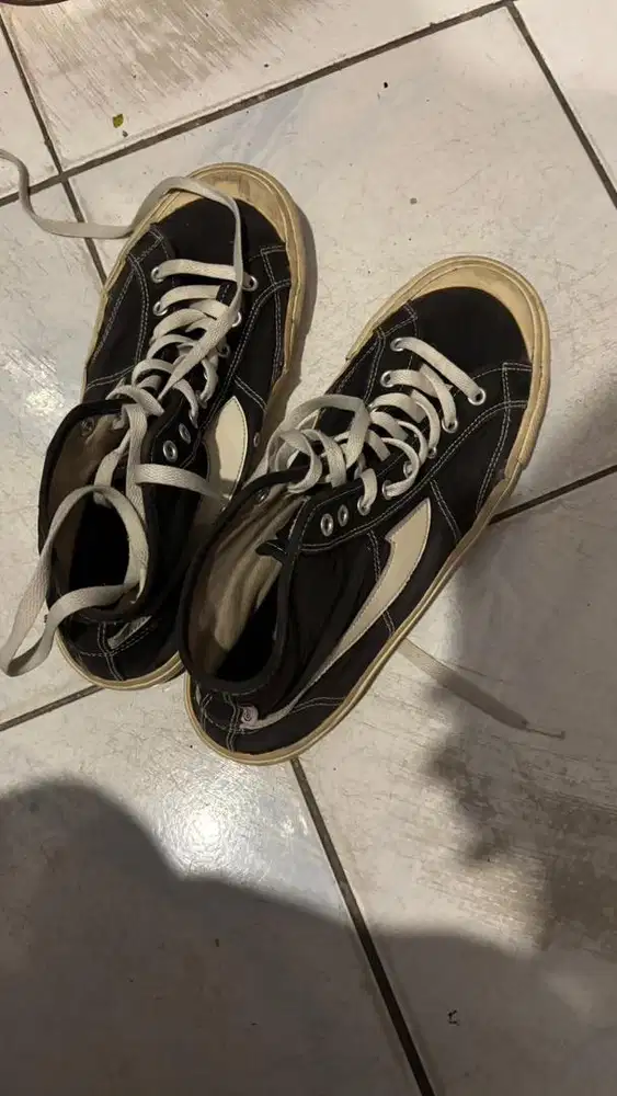 Sepatu compass gazele