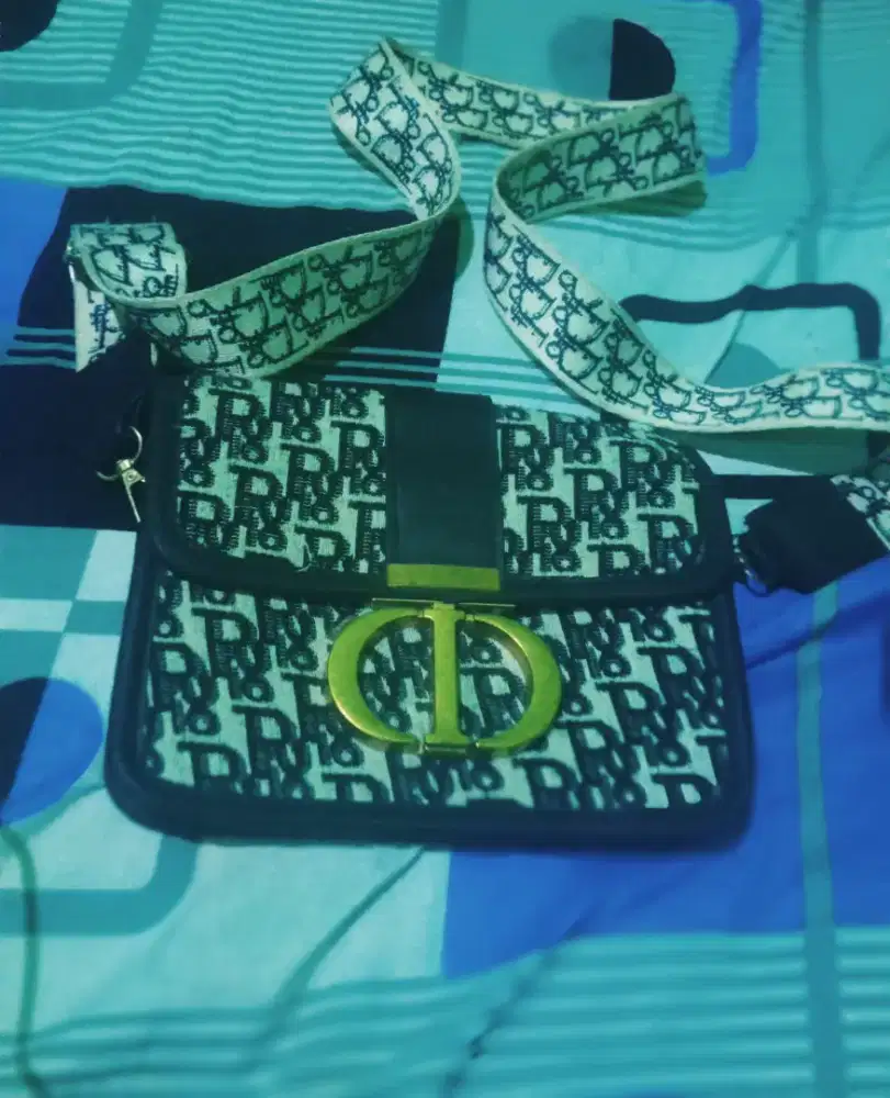 Tas slempang wanita mini