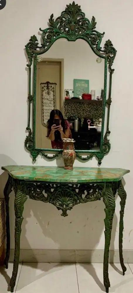 Set meja marmer dan cermin besi