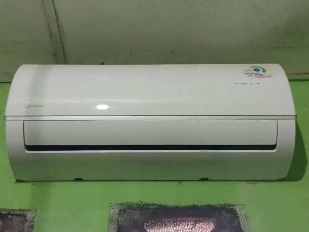 Dijual AC Midea 1/2 Pk Freon R32 Masih terpasang