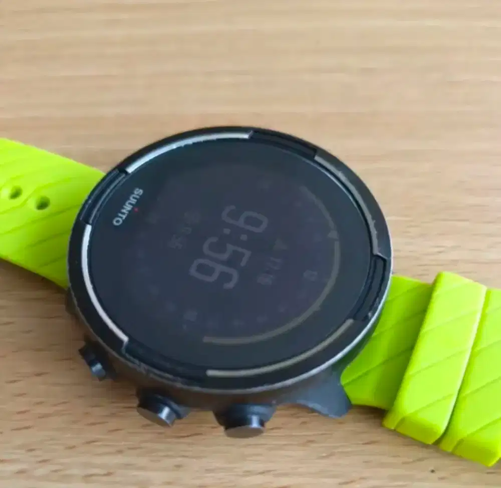 Jam smartwatch suunto 9 baro lime