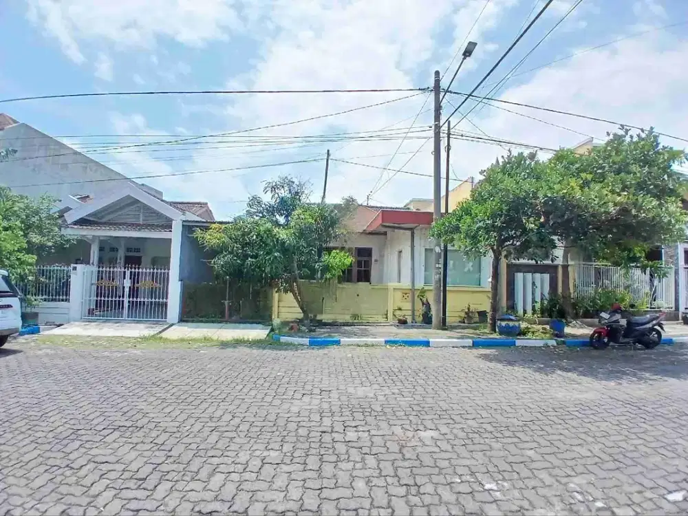 Rumah di Poros Jalan Cluster PBI Araya. Akses Jalan sangat lebar.