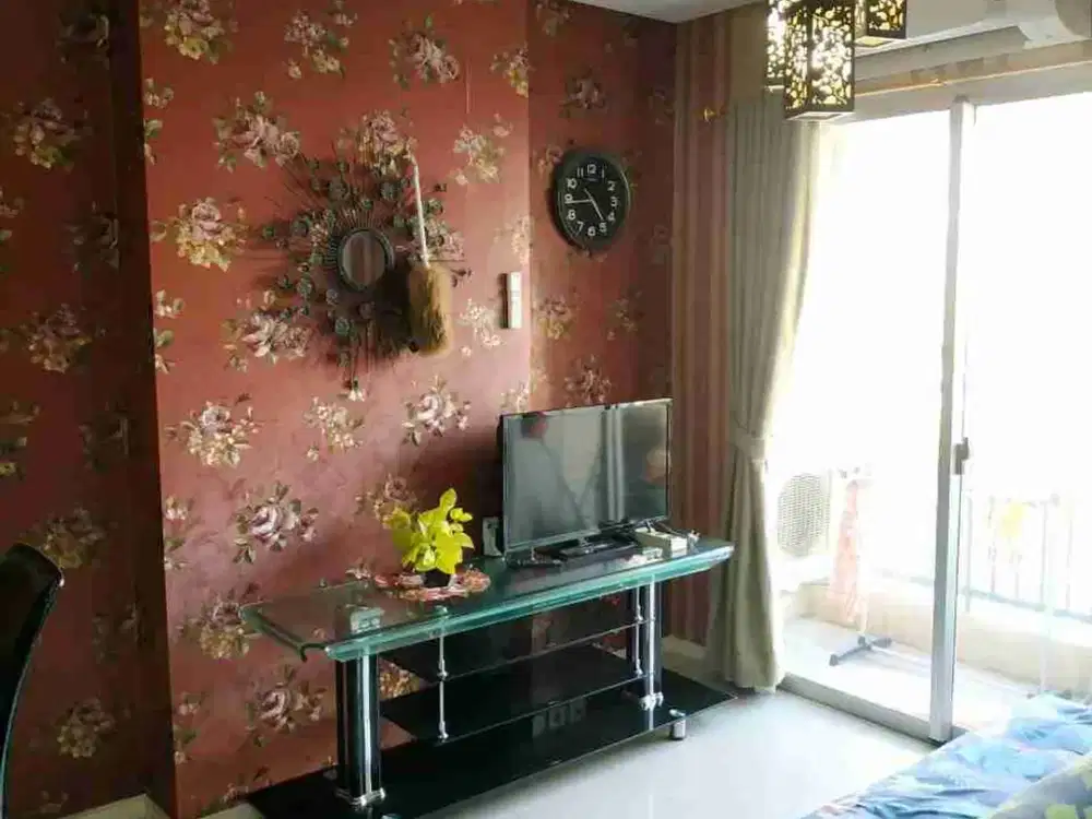 Disewakan 2 BR Apartemen Cosmo Terrace, Furnish, View Timur GI