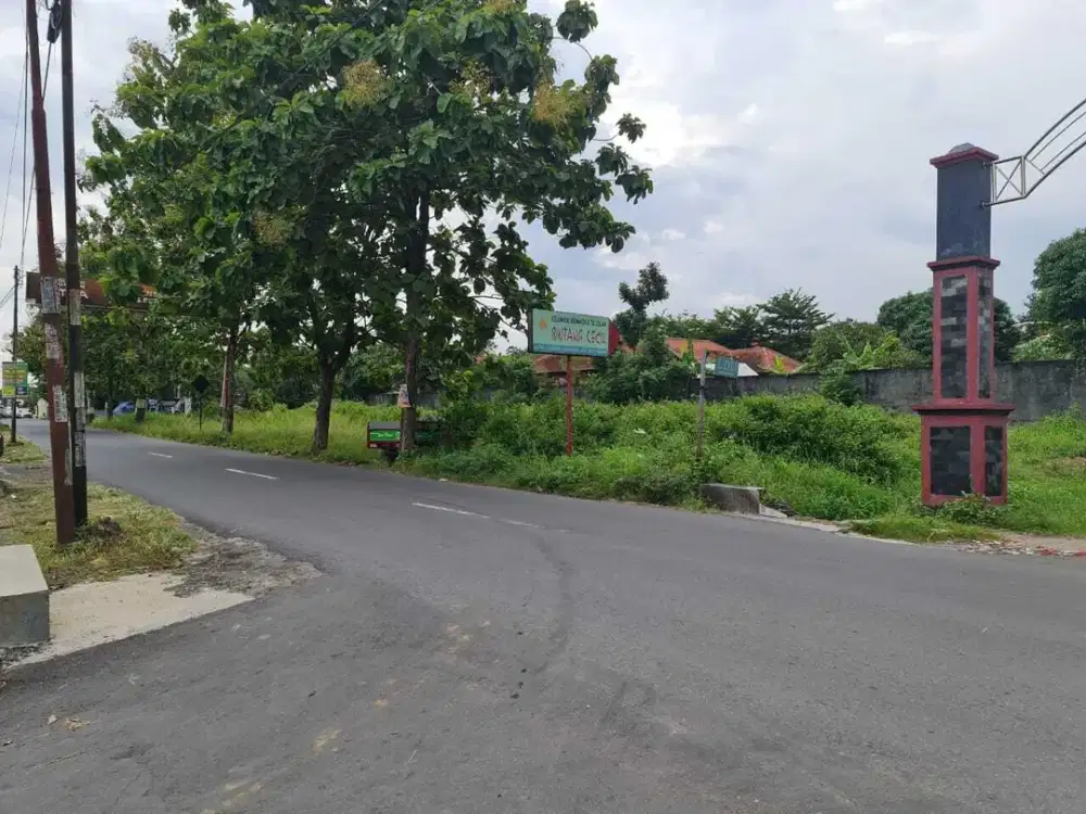Tanah bagus dapat 3 jalan hadap utara timur selatan di colomadu solo
