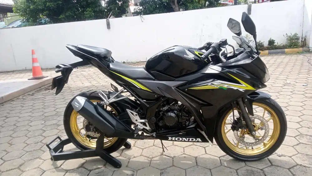 CBR Th 2017 Hitam