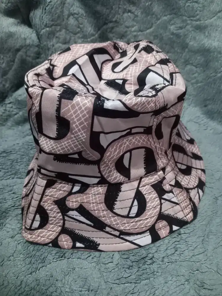 Burberry London England Bucket Hat TB Logo,Mulus,Kondisi 98%