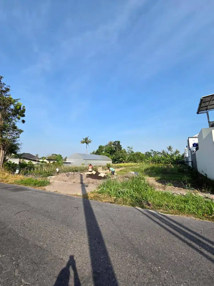 Tanah Tepi Jalan Aspal Lebar dekat Jalan Kaliurang Km 10