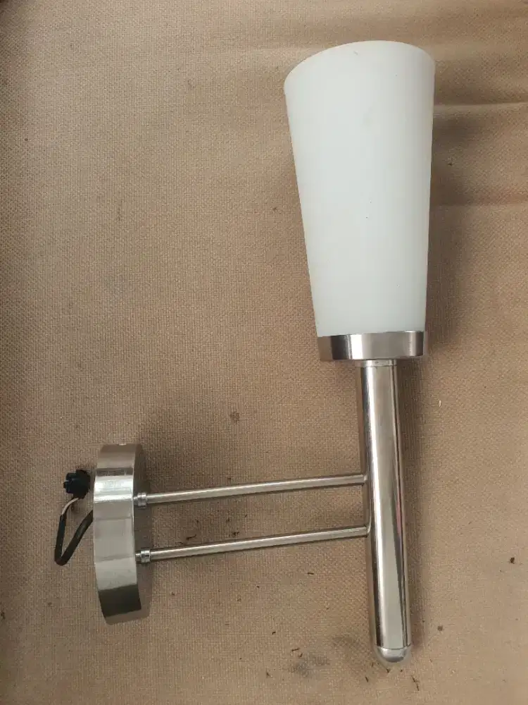 Lampu outdoor rumah atau kantor