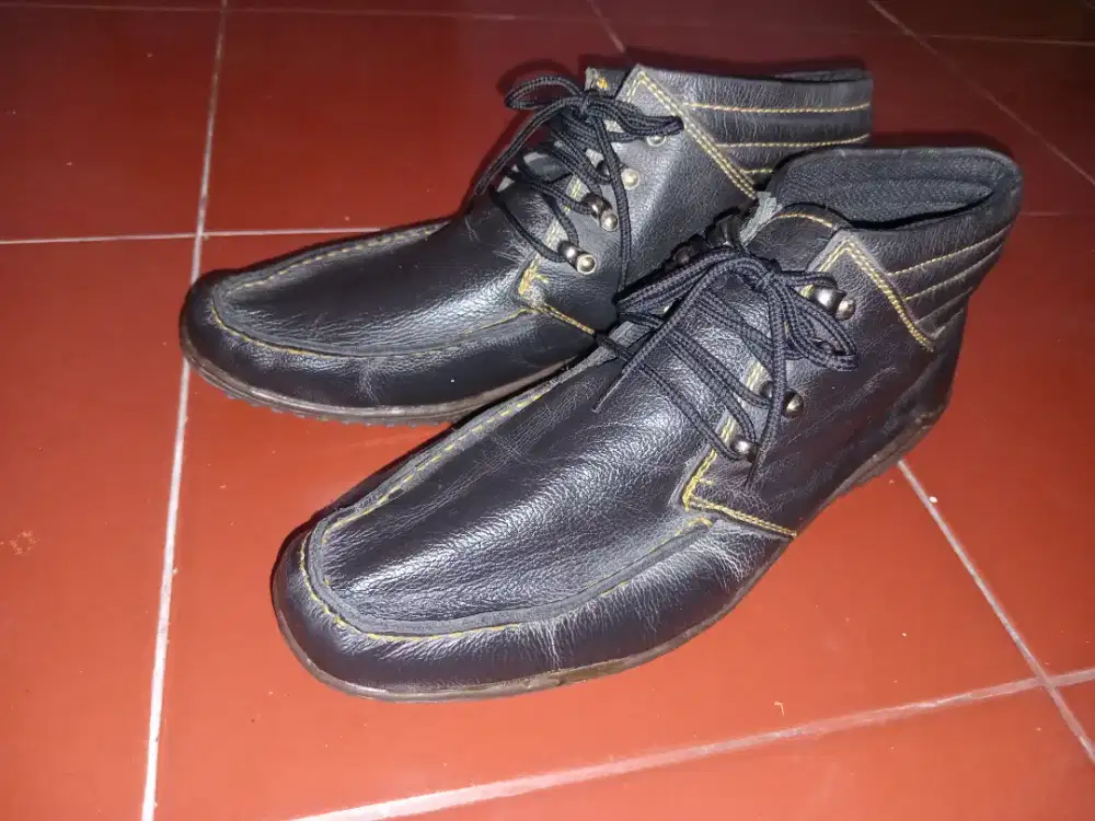 Sepatu kulit hitam