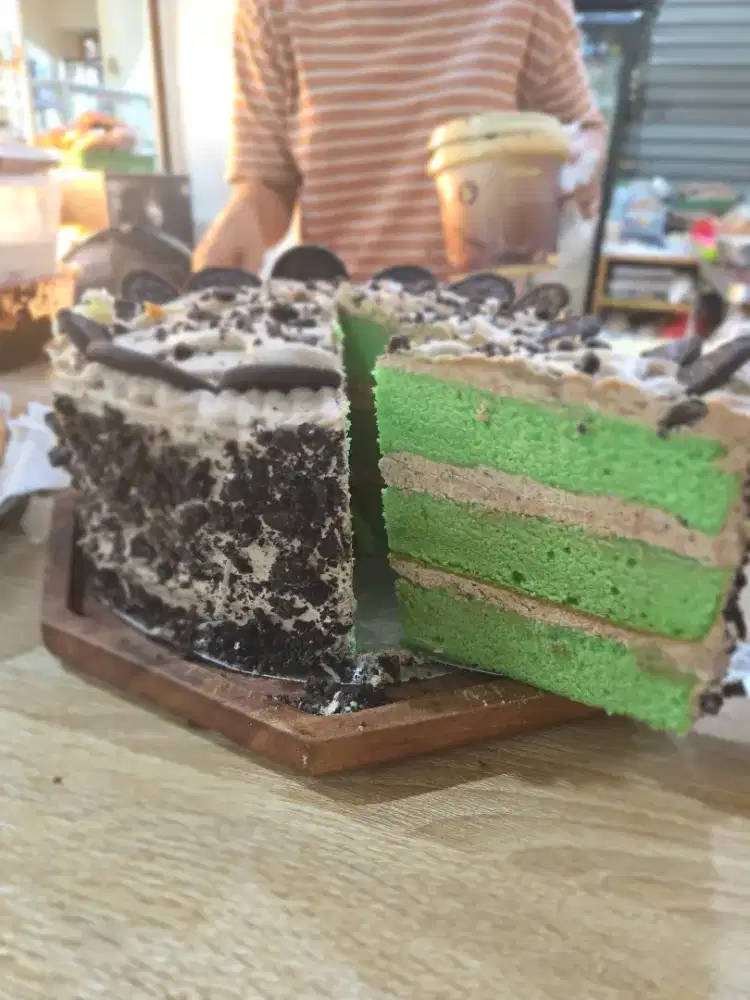 Dibutuhkan bantu bikin kue