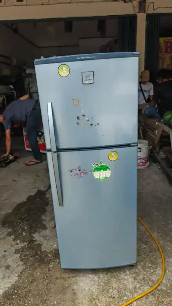 Kulkas 2 pintu merk polytron