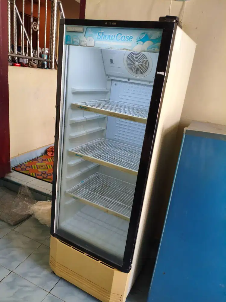 Kulkas showcase merk polytron