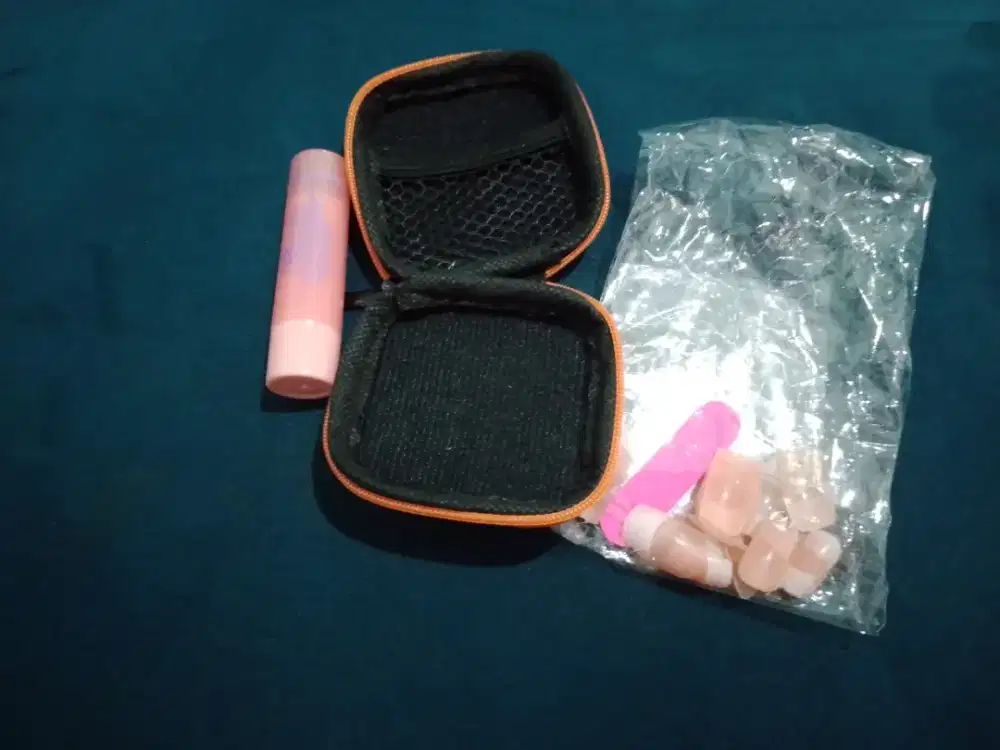 kondisi baru lip bam, pouch kecil, kuku palsu