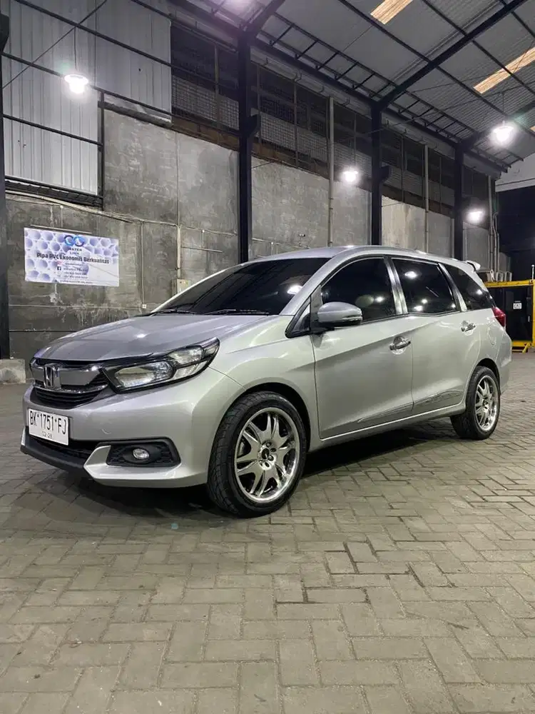 Honda MOBILIO 1.5 E Automatic 2017 warna Silver Metalic