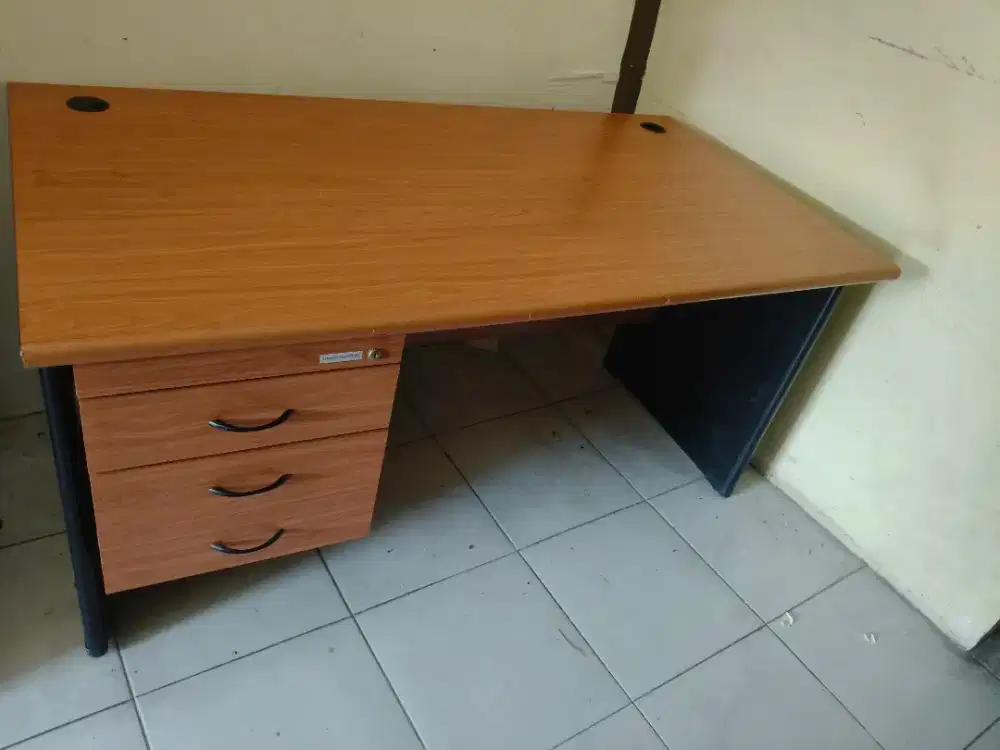 Meja kerja kantor P.150
