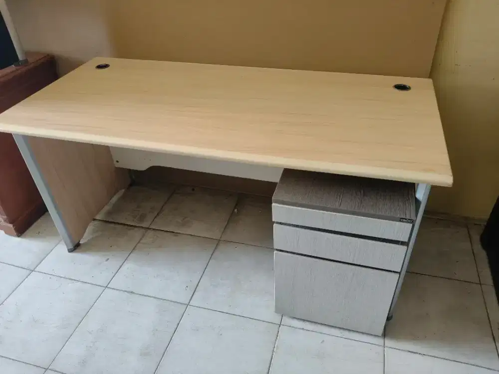 Meja kerja kantor merk UNO p.160 Kokoh
