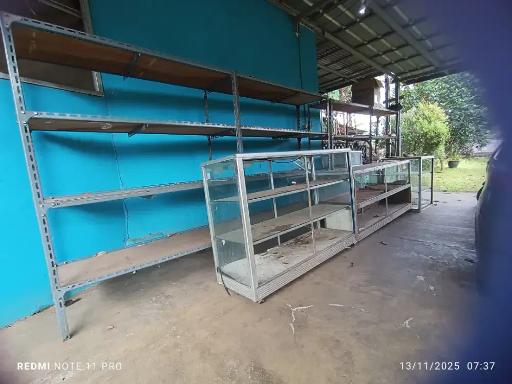 Dijual cepat etalase dan rak untuk usaha
