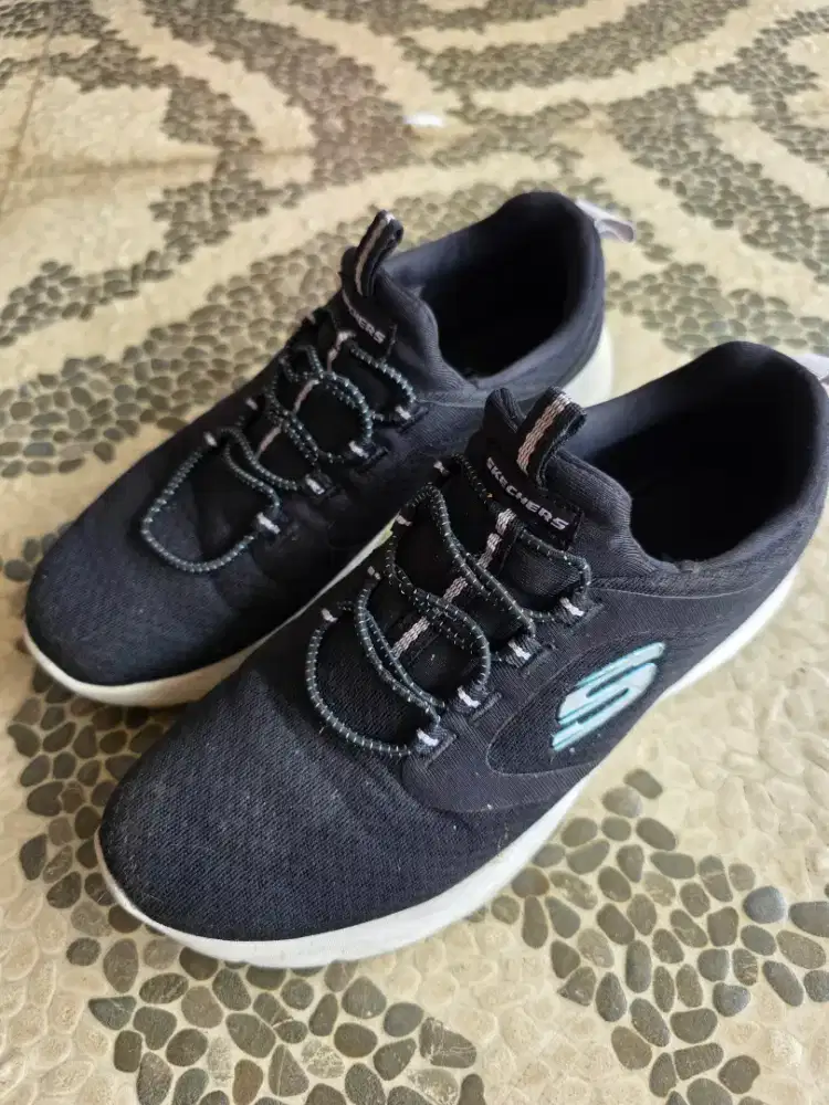 Sepatu bekas kondisi layak pakai