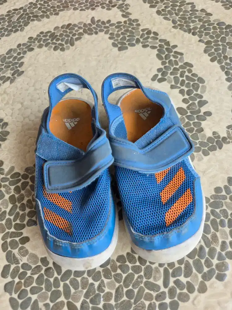 Sepatu bekas kondisi layak pakai