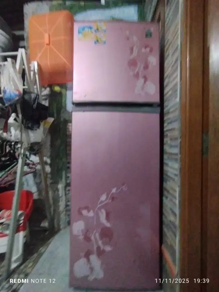 Kulkas bekas merk Sharp