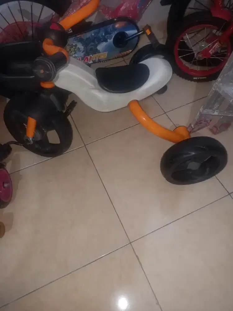 Sepeda 3roda warna jingga