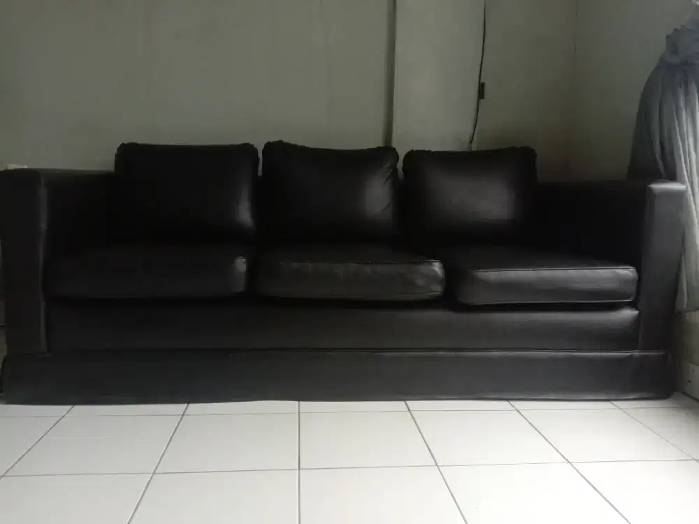 Sofa kulit warna hitam