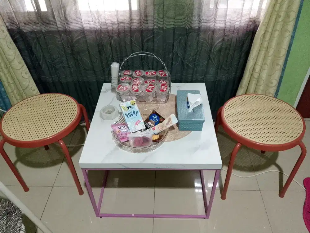 Meja dan kursi informa mulus siap pakai