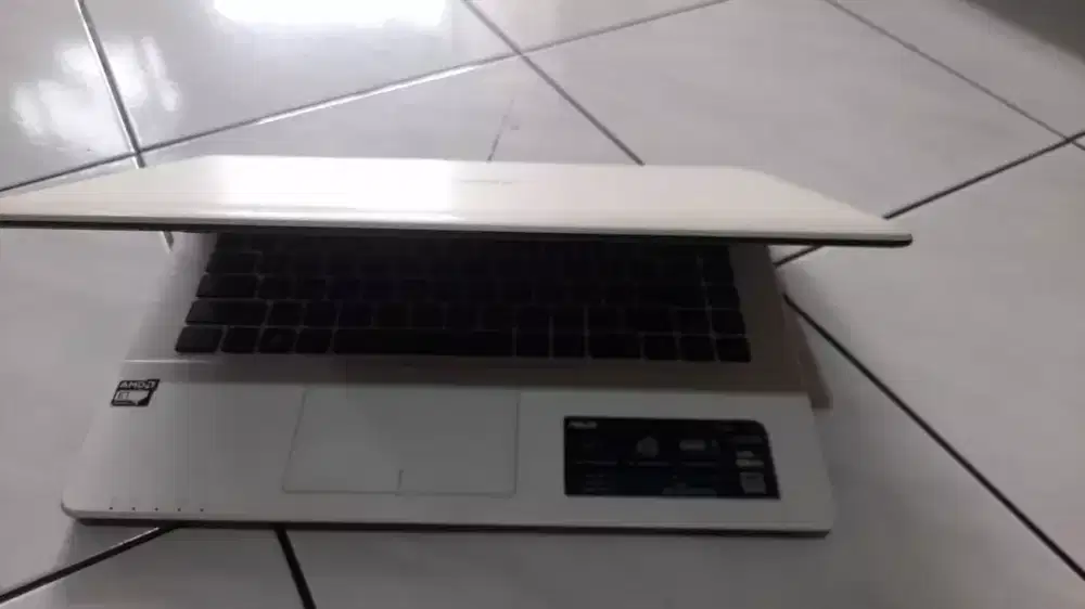 Asus X450EA
Proce AMD E1 2500
RAM 2GB
Harddisk HGST 500GB