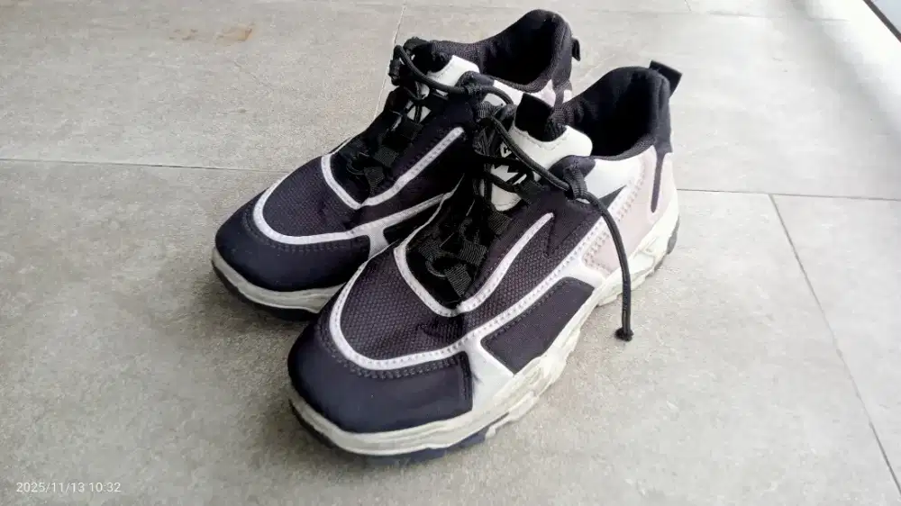 Sepatu Sneakers Ukuran 41