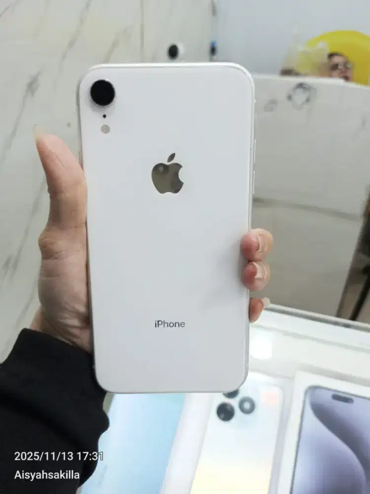 IPHONE XR 256 WHITE BH 97% KOMPLIT ALL OPERATOR (WHITE)