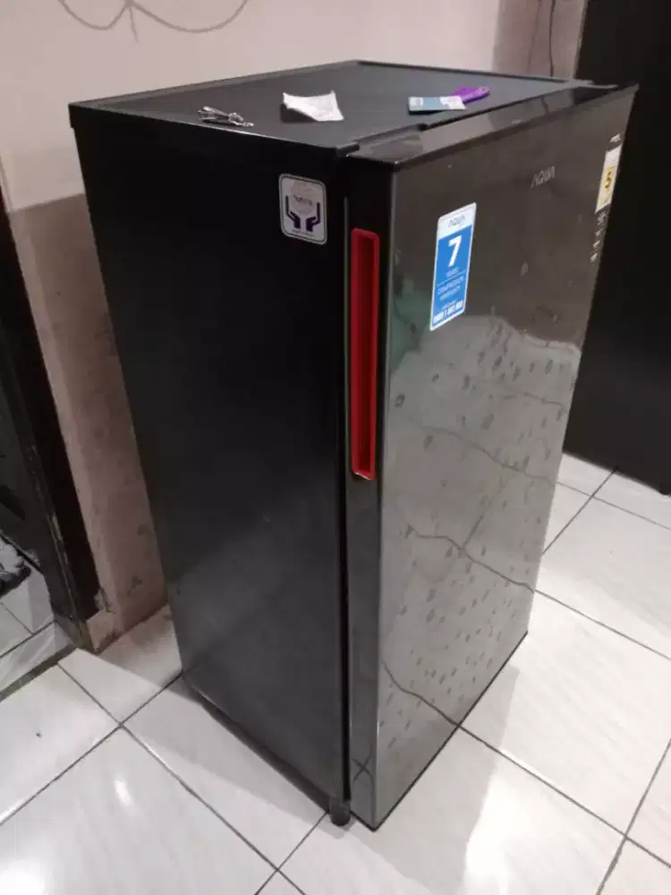 Kulkas AQUA. Masih normal, dingin. Membuat Es Batu jadi.