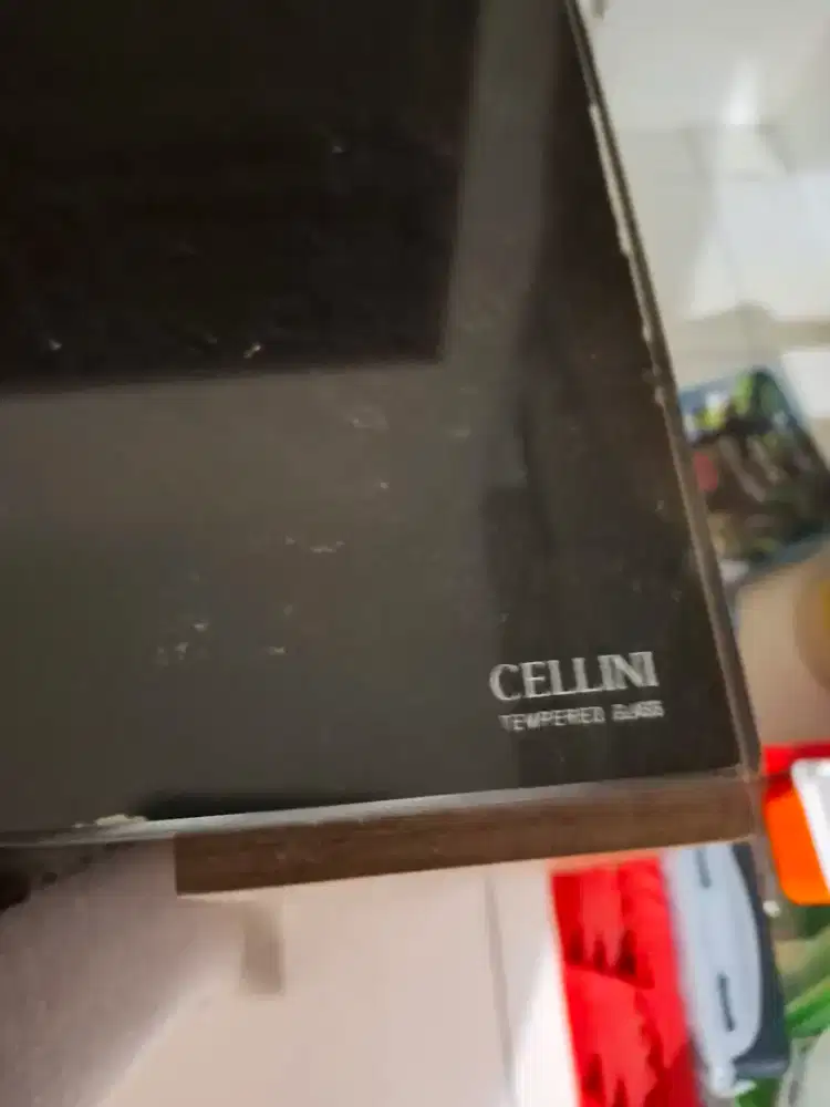 Celline meja makan dan kursi