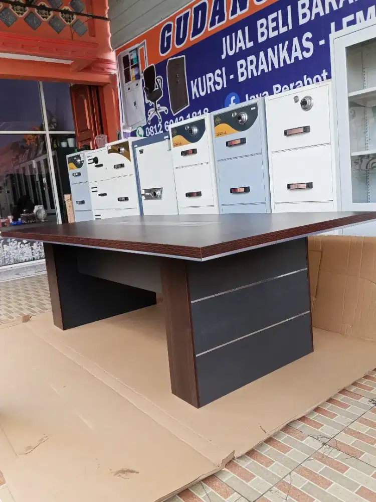 Meja meeting premium