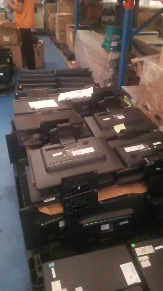 Terima jual beli monitor bekas kantor.lengangan maupun borongan